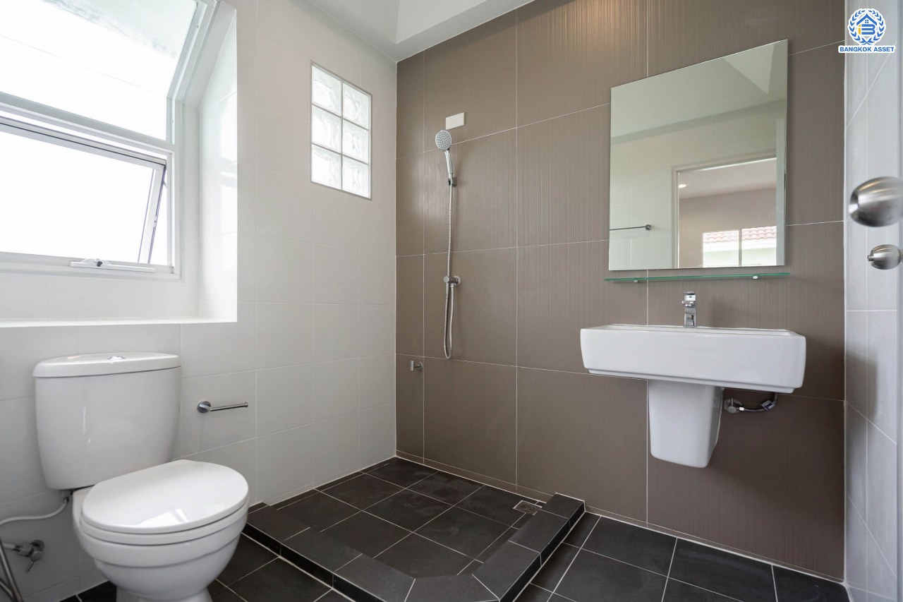 บ้านมือสองตกแต่งใหม่ แบรนด์ LH ม.มัณฑนา ราชพฤกษ์ เนื้อที่ 57.4 ตร.ว. ฟังก์ชัน 3 ห้องนอน 2 ห้องน้ำ จอดรถได้ 2 คัน พร้อมห้องอเนกประสงค์ 1 ห้อง สามารถปรับเปลี่ยนเป็นห้องทำงาน หรือห้องนอนได้ตามความต้องการ Facilities ตอบโจทย์ทุกกิจกรรม! บนทำเลใกล้วงเวียนพระราม5 เซ็นทรัลเวสต์เกต และรถไฟฟ้า "สถานีบางรักน้อยท่าอิฐ"